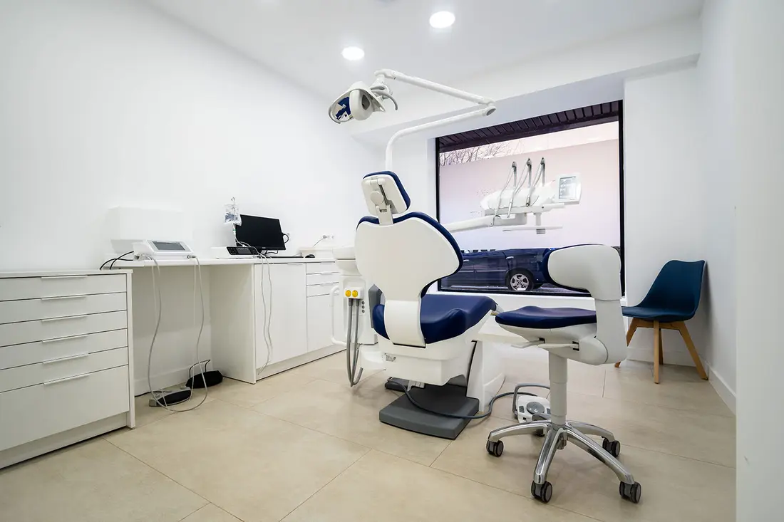 A fully equipped clinical box with its screen and instrument cabinets