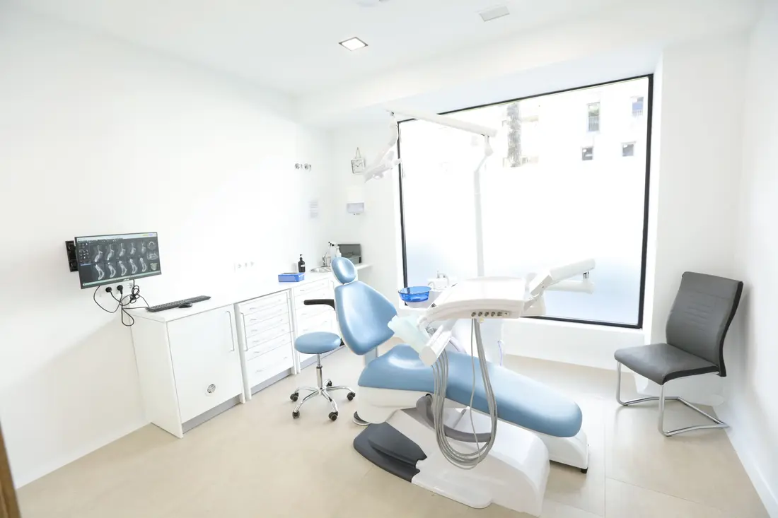 A clinical box with the chair beside the window
